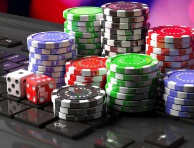 What is the process of playing a slot tournament in an online casino?