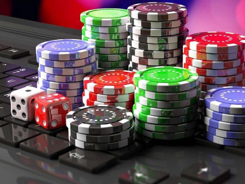 What is the process of playing a slot tournament in an online casino?