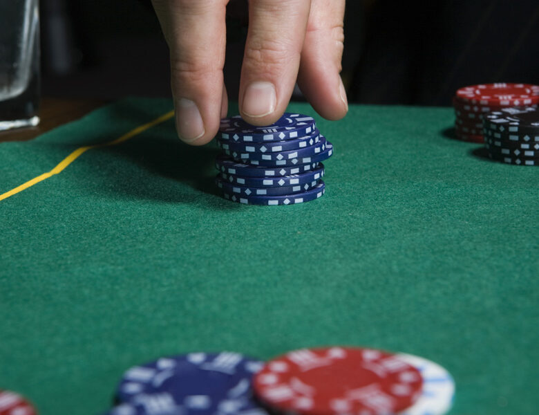 What makes online baccarat an ideal game for casino beginners?