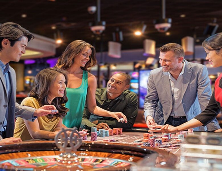 How do payout tables differ between online baccarat versions?