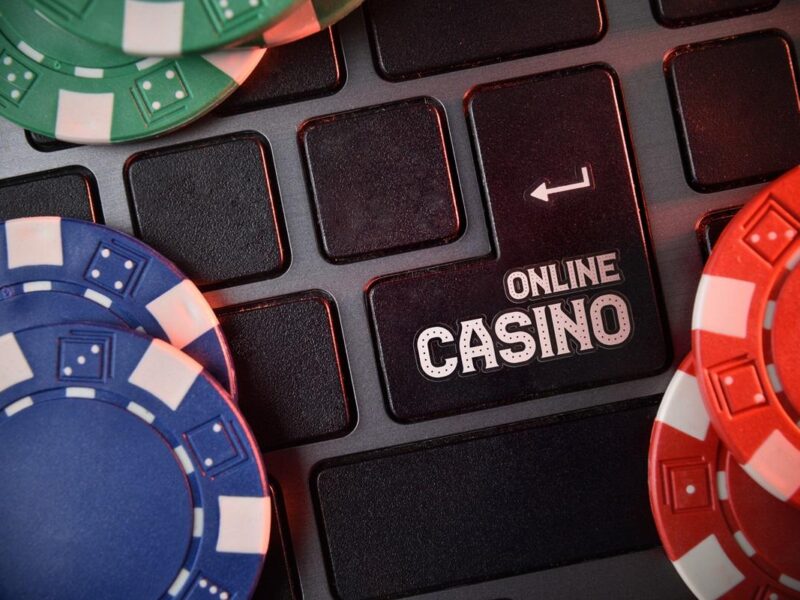 When can online slot respin features retrigger during gameplay?